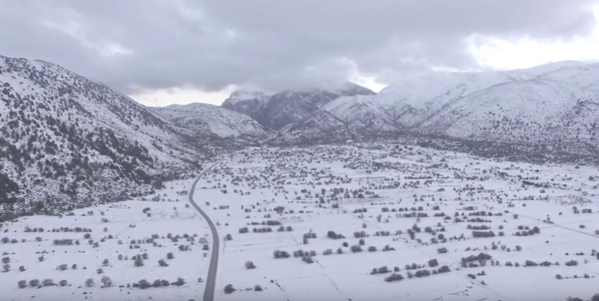 Ο χιονισμένος Ομαλός με γιορτινή διάθεση (βίντεο)