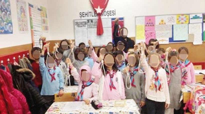 Σοκ στην Τουρκία: Παιδιά σε σχολική τάξη φωτογραφίζονται κρατώντας κρεμάλες