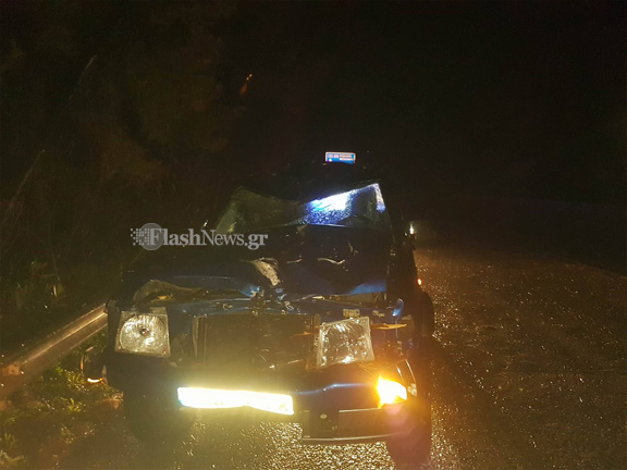 Δέντρο έπεσε στην εθνική Χανίων-Ρεθύμνου και διέλυσε αυτοκίνητο (φωτο)