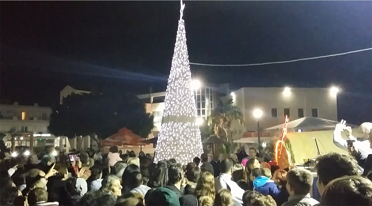 Με κέφι και τραγούδια η φωταγώγηση του Χριστουγεννιάτικου δένδρου στο Γάζι