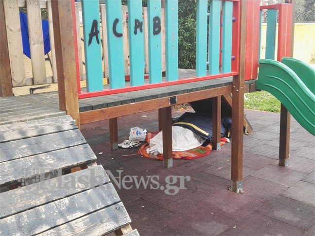 Άστεγος κοιμάται εδώ και ένα μήνα σε παιδική χαρά των Χανίων (φωτό)