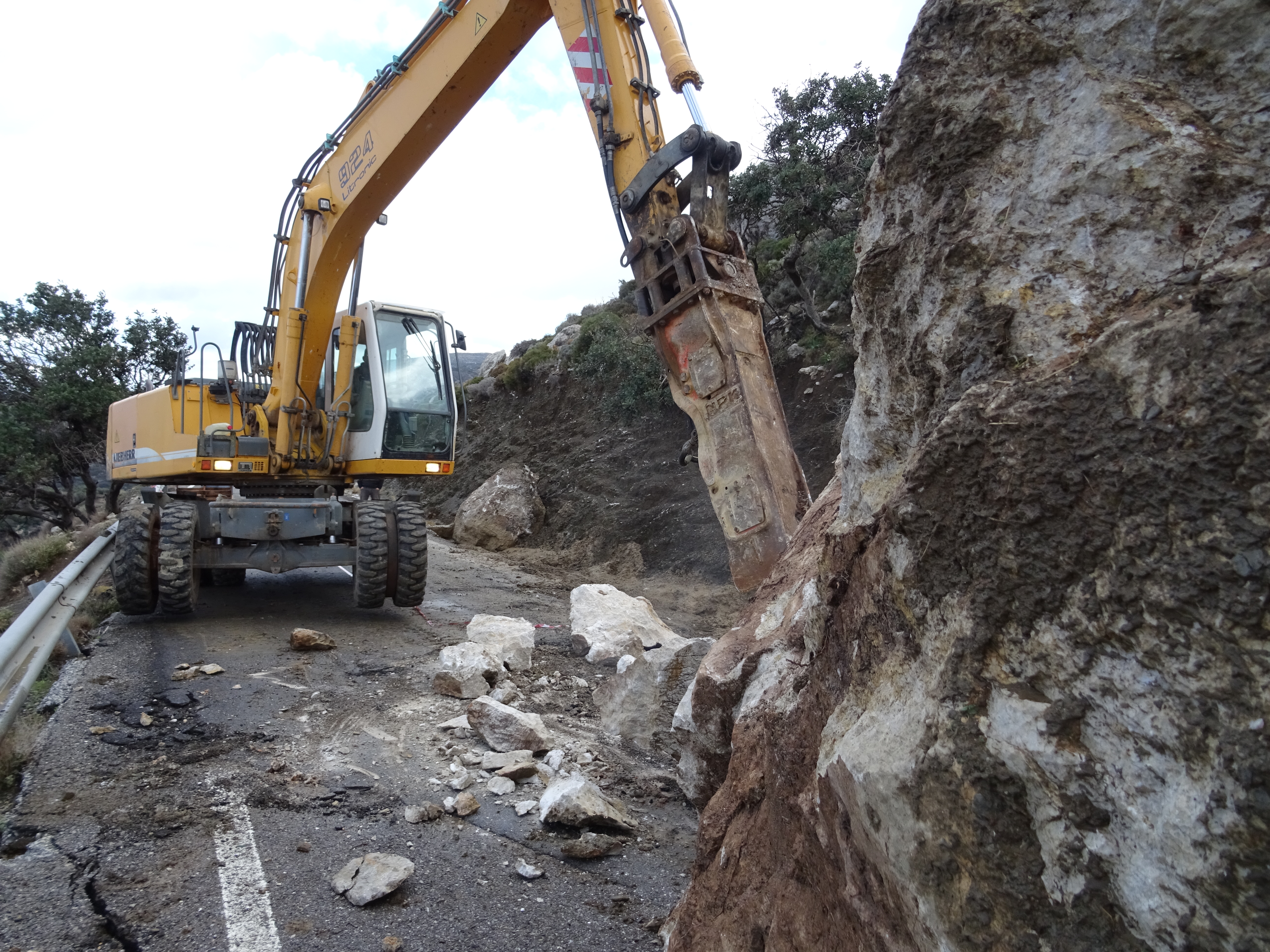 Ανοίγει ο δρόμος Πλατάνου – Σφηναρίου μετά την κατάπτωση των βράχων χθες