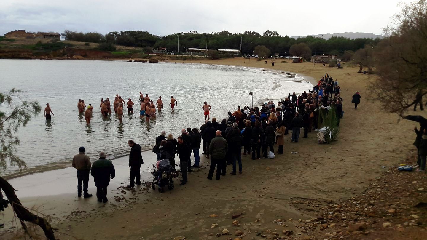 Ο αγιασμός των υδάτων στην παραλία των Αγίων Αποστόλων (φωτο – βίντεο)