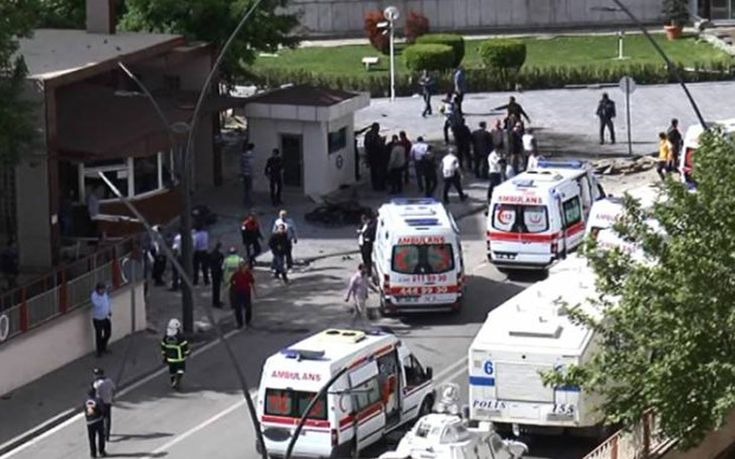 Νεκροί τρεις αστυνομικοί από την έκρηξη στο Ντιγιάρμπακιρ