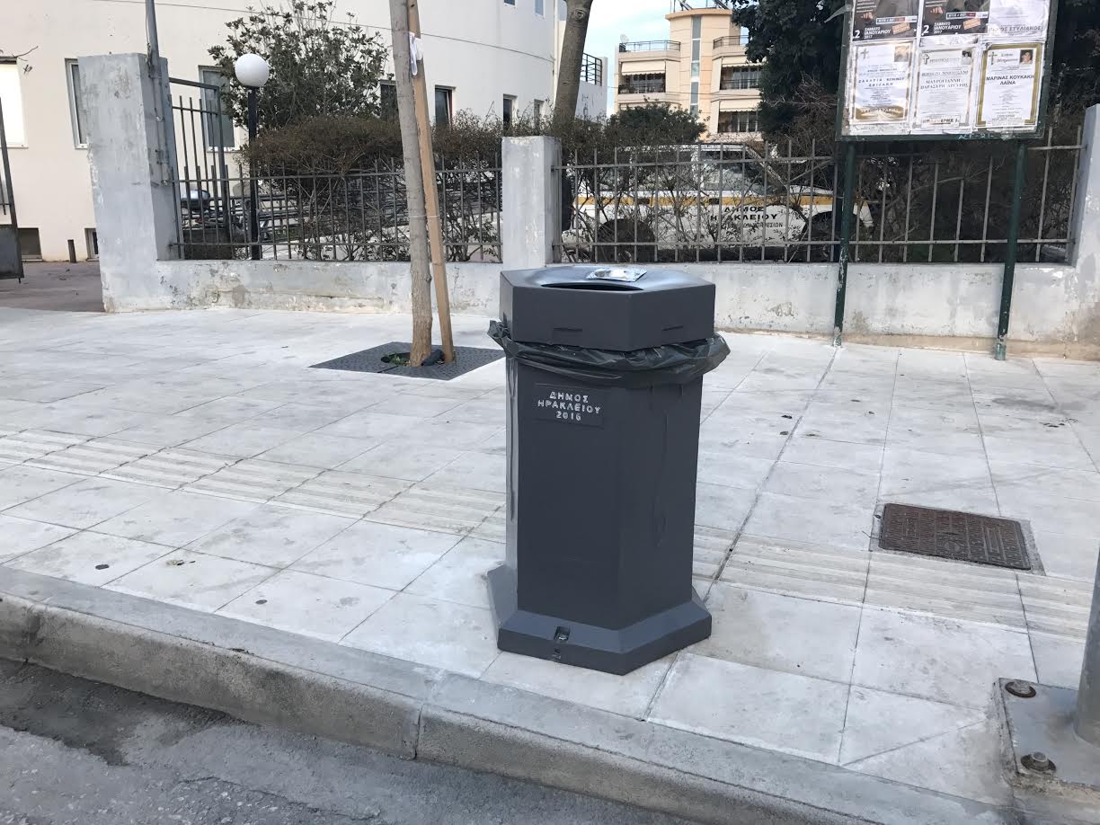 Νέα καλαθάκια απορριμμάτων τοποθετεί ο Δήμος Ηρακλείου