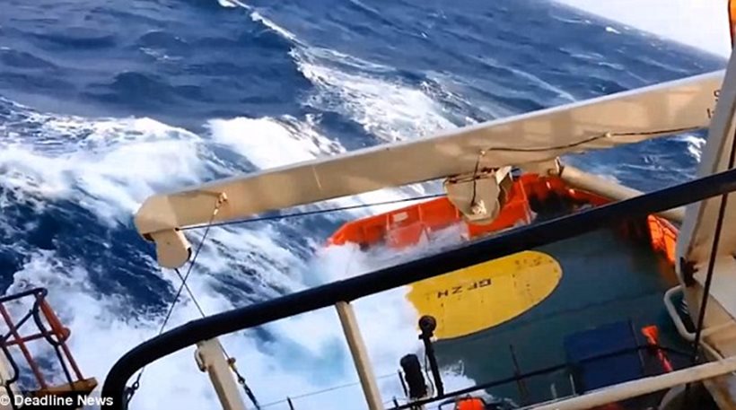 Κόβει την ανάσα: Διασωστικό σκάφος δίνει μάχη με κύματα 20 μέτρων