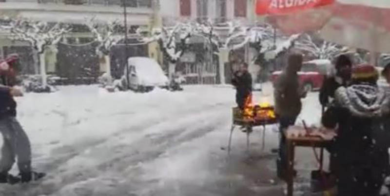 Τι και αν χιονίζει έξω;-Μια παρέα Κρητικών χορεύει και πίνει ρακές (βίντεο)