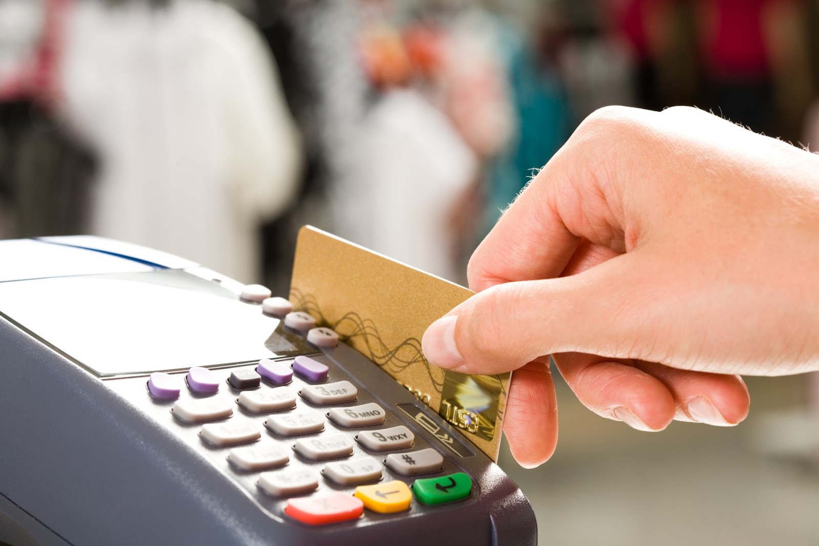 ΟΕΒΕΝΧ: Να ενημερώνουν τα καταστήματα για τη δυνατότητα πληρωμής με κάρτα