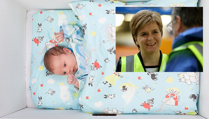 Σκωτία: Η πρωθυπουργός δίνει τα πρώτα κουτιά ως «προίκα» στα νεογέννητα