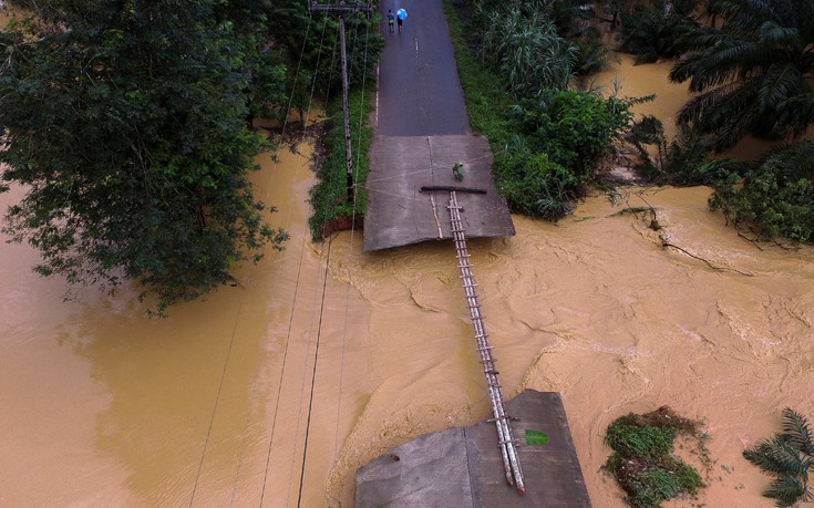 Κατέρρευσαν δύο γέφυρες στην Ταϊλάνδη από την κακοκαιρία