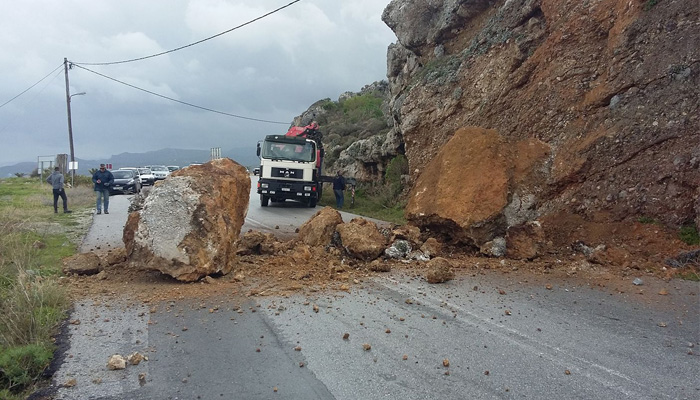 Τεράστιοι βράχοι έπεσαν στον δρόμο Κισσάμου – Πλατάνου στα Χανιά (φωτο)