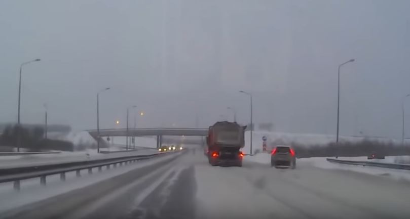 Η οδήγηση σε χιονισμένους δρόμους-Δείτε τι μπορεί να συμβεί (ο μη γένοιτο)