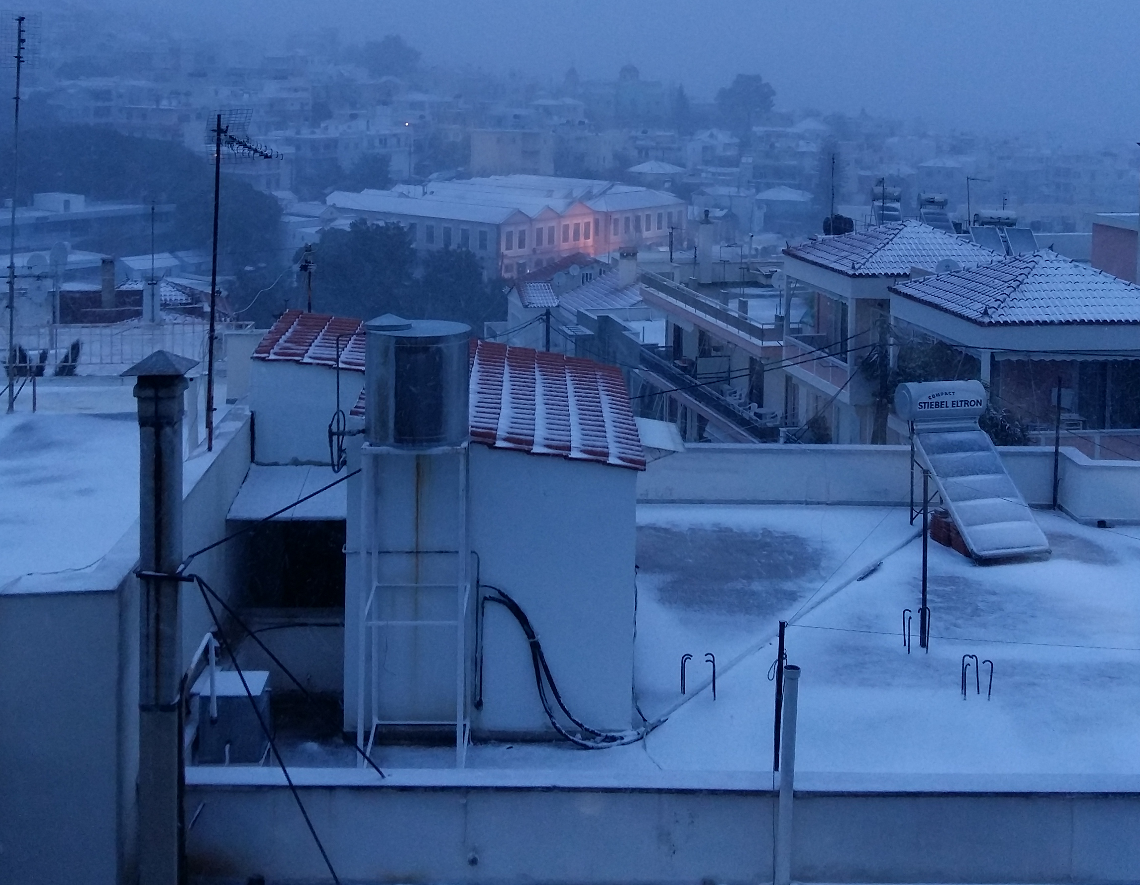 Ξύπνησε στα «λευκά» η Μυτιλήνη – Σφοδρή η χιονόπτωση σε όλο το νησί