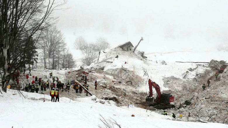 «Βομβαρδισμένο» τοπίο το ξενοδοχείο Rigopiano ένα μήνα μετά τη χιονοστιβάδα