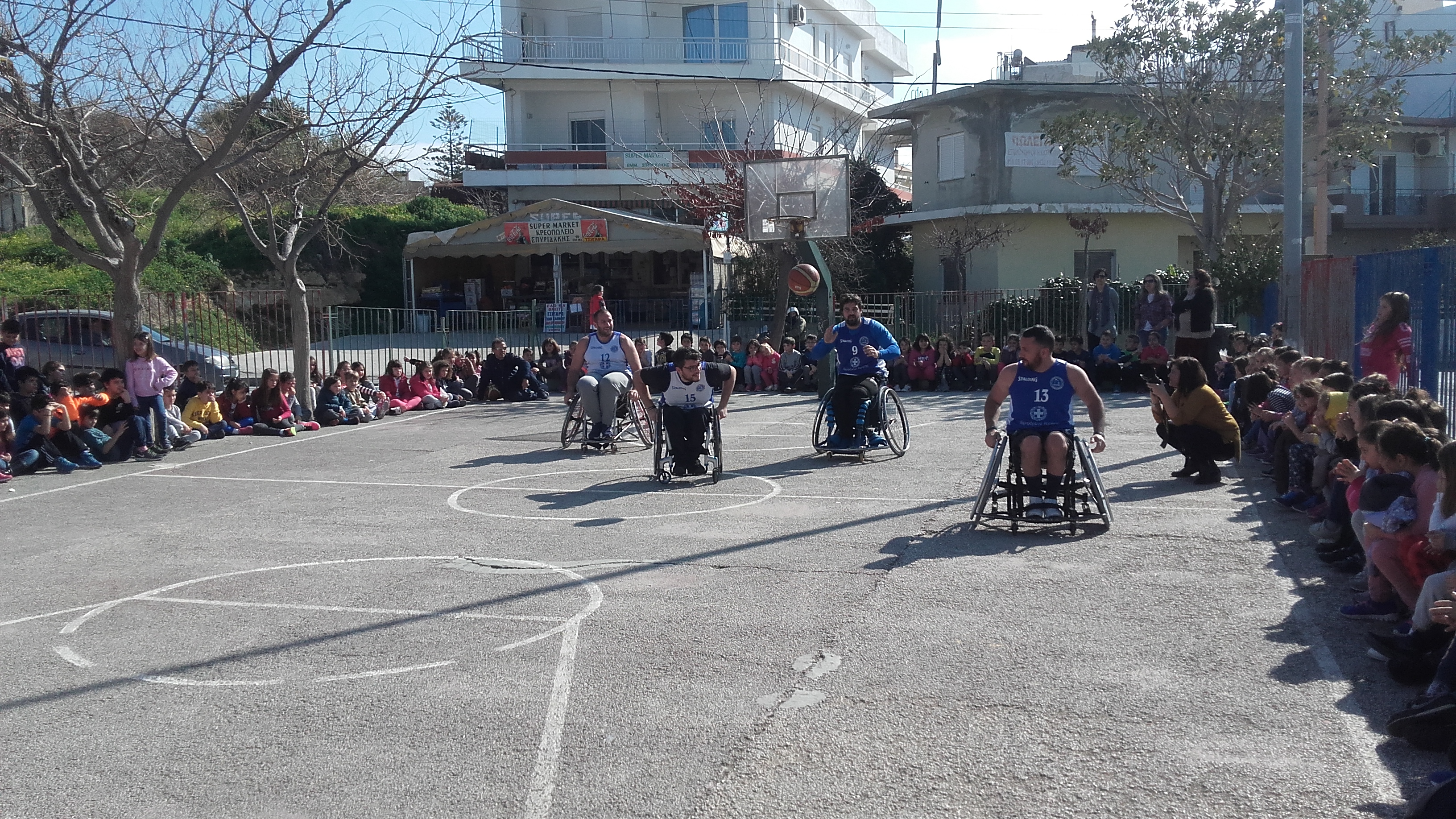 Έπαιξαν μπάσκετ σε αναπηρικά αμαξίδια με μικρούς μαθητές!
