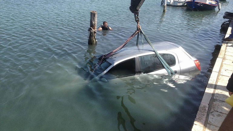 Αυτοκίνητο κατέληξε στη θάλασσα
