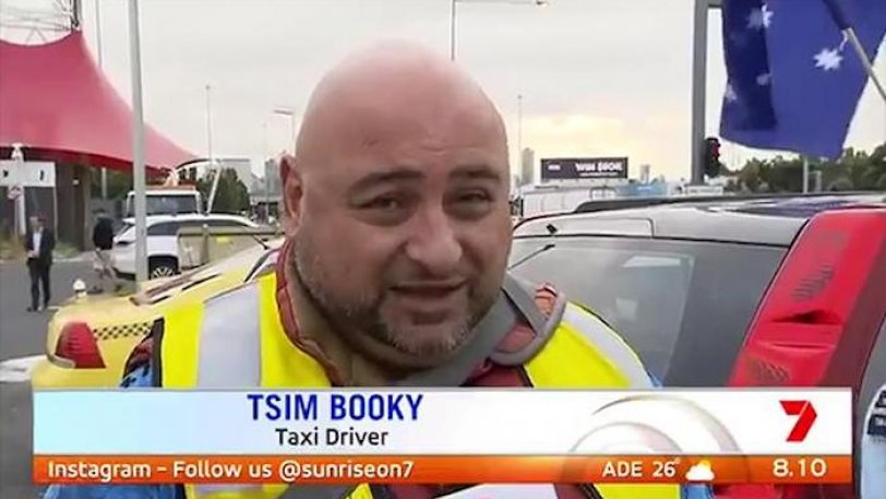 Έλληνας ταξιτζής στην Αυστραλία τρολάρει ρεπόρτερ ότι λέγεται “Tsim Booky”