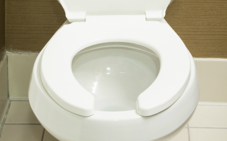 Γιατί το καπάκι στις δημόσιες τουαλέτες έχει κενό