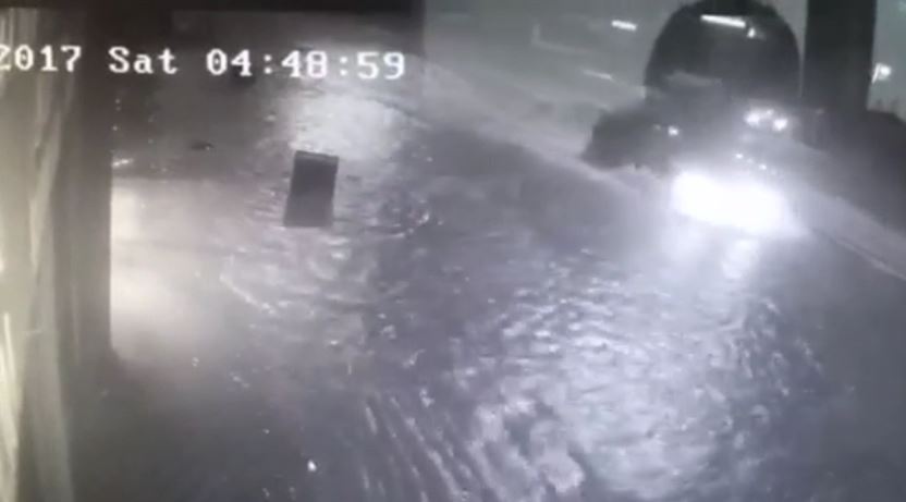 Το βίντεο της ντροπής από τον πλημμυρισμένο δρόμο στον Κλαδισό