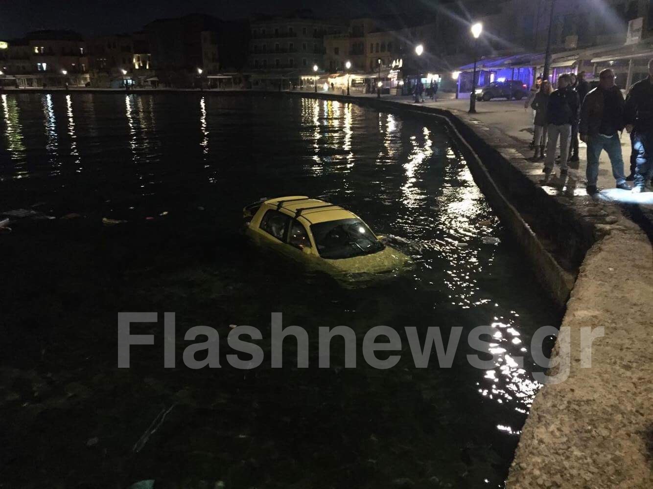 Αναστάτωση στο ενετικό λιμάνι Χανίων – Αυτοκίνητο έπεσε στη θάλασσα (φωτο)
