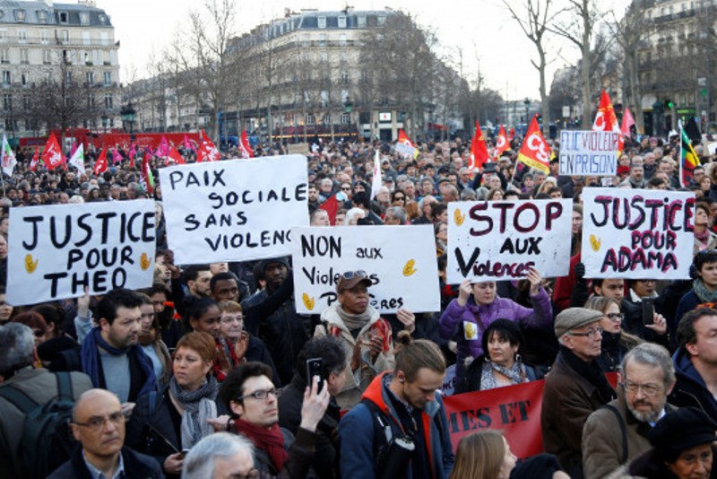 Σοβαρά επεισόδια στο Παρίσι – Χιλιάδες διαδηλωτές στους δρόμους
