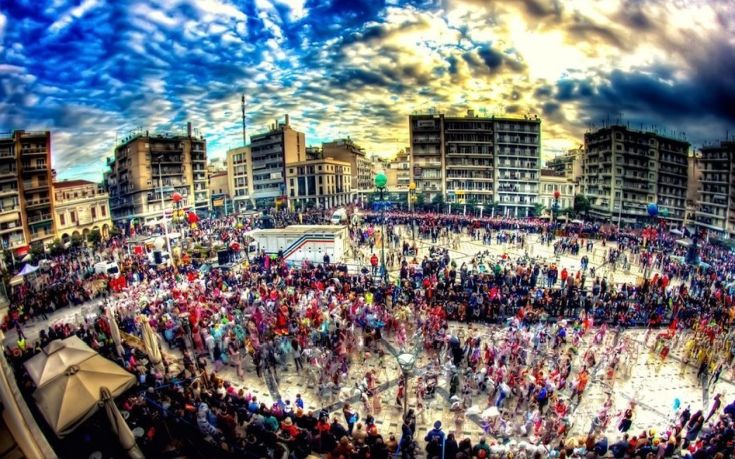 Χιλιάδες καρναβαλιστές ξεχύθηκαν στους δρόμους της Πάτρας