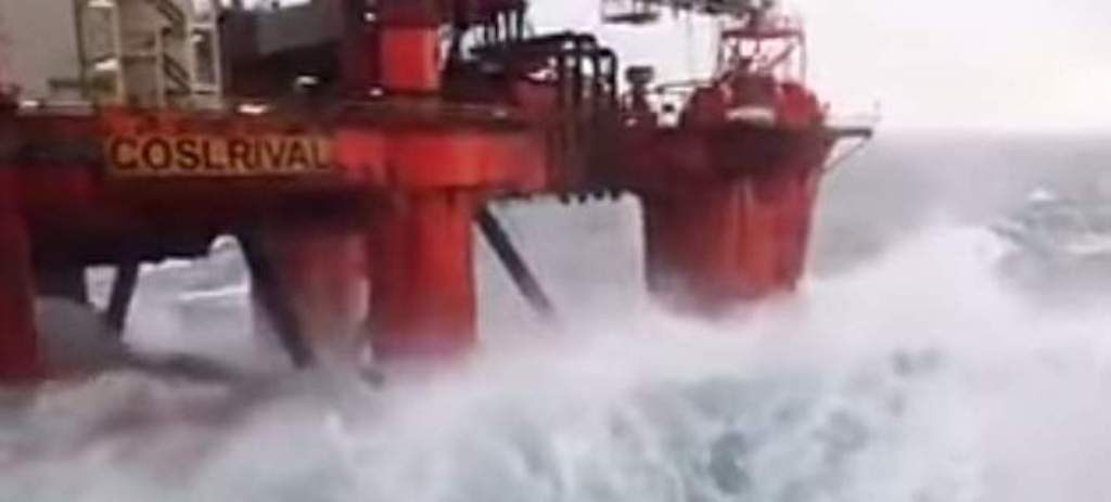 Κύματα 15 μέτρων χτυπούν πλατφόρμα στη Βόρεια Θάλασσα