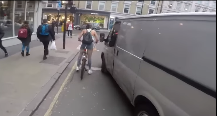 Ποδηλάτρια τα βάζει με οδηγό που την παρενοχλεί (βίντεο)