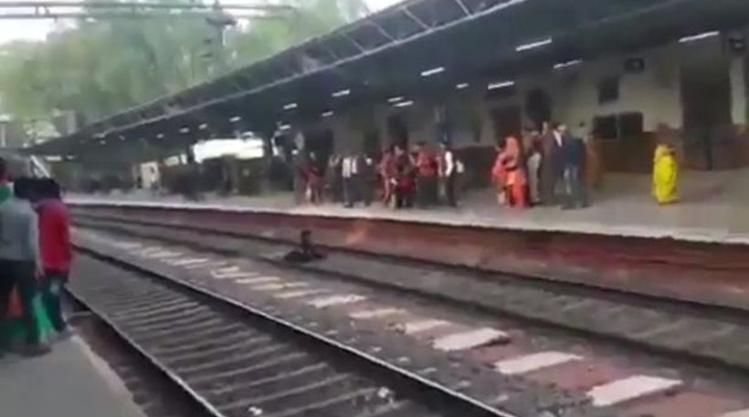 Το τρένο πέρασε από πάνω της και εκείνη σώθηκε! (βίντεο)