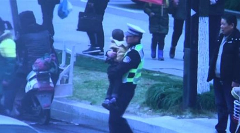 Τροχονόμος κρατά στην αγκαλιά 5χρονο θύμα τροχαίου & συνεχίζει να δoυλεύει