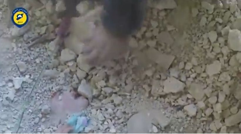 Έβγαλαν ζωντανό κοριτσάκι που είχε θαφτεί στα ερείπια στο Χαλέπι