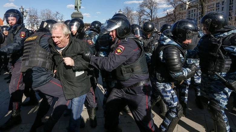 Η φωτογραφία από την διαδήλωση στη Μόσχα που έγινε… viral