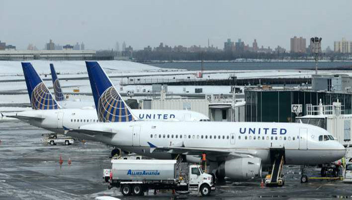 Αεροπορική εταιρεία απαγόρεψε σε έφηβες να επιβιβαστούν σε πτήση επειδή…