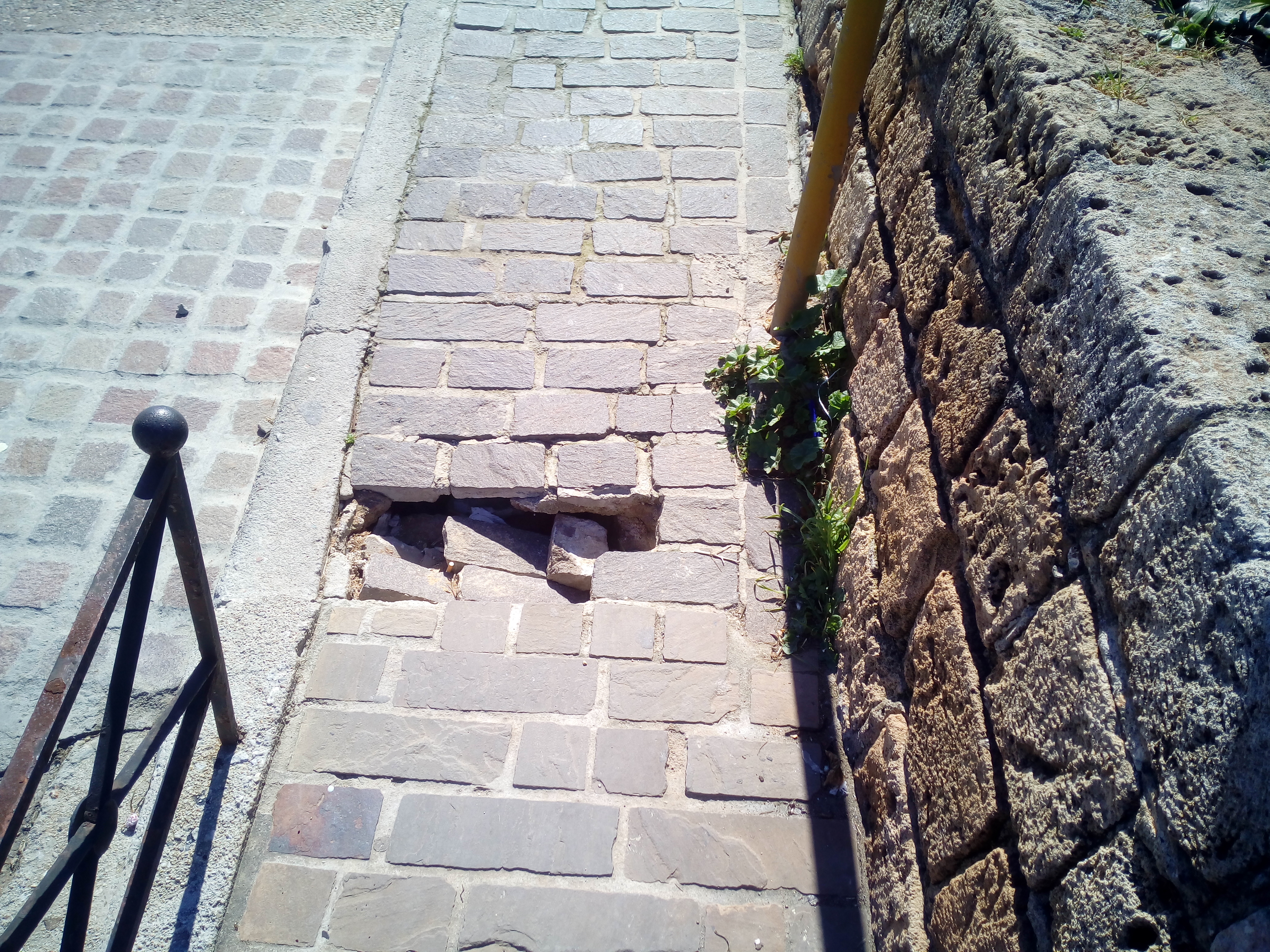 Πεζοδρόμιο-“παγίδα” στην πλατεία “Τάλω” στα Χανιά (φωτό)