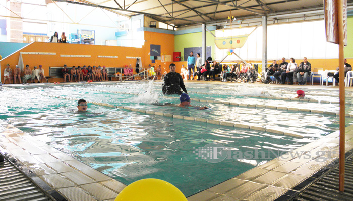 Τα μικρά «δελφινάκια» σχολείων των Χανίων μαθαίνουν κολύμβηση (φωτο-βίντεο)