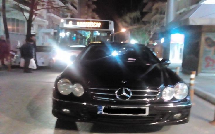 Πολίτες «σήκωσαν» Mercedes που εμπόδιζε τη διέλευση λεωφορείου (βίντεο)