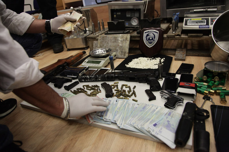 H εφοδος ενόπλων του ΣΔΟΕ στο εργαστήριο με τα “ναρκωτικά των τζιχαντιστών”
