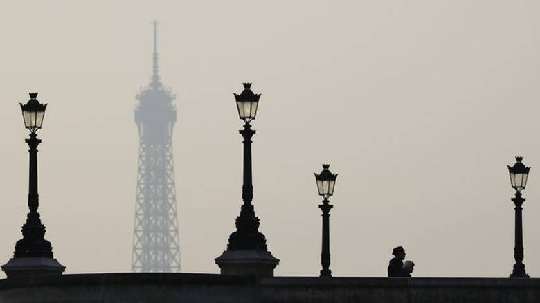 Το Παρίσι υποχρεώνει τους εργαζόμενους σε οικοδομές να μιλούν μόνο γαλλικα