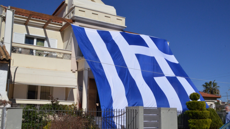 Με μία γιγάντια ελληνική σημαία κάλυψε όλο το σπίτι του