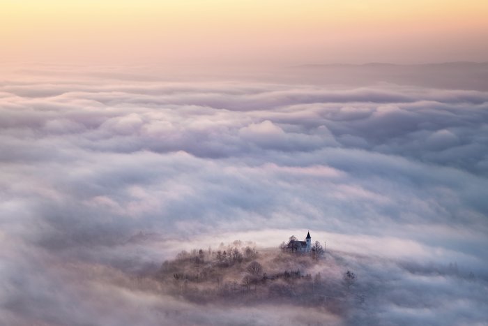 Το απόκοσμο χωριό που πνίγεται από την ομίχλη