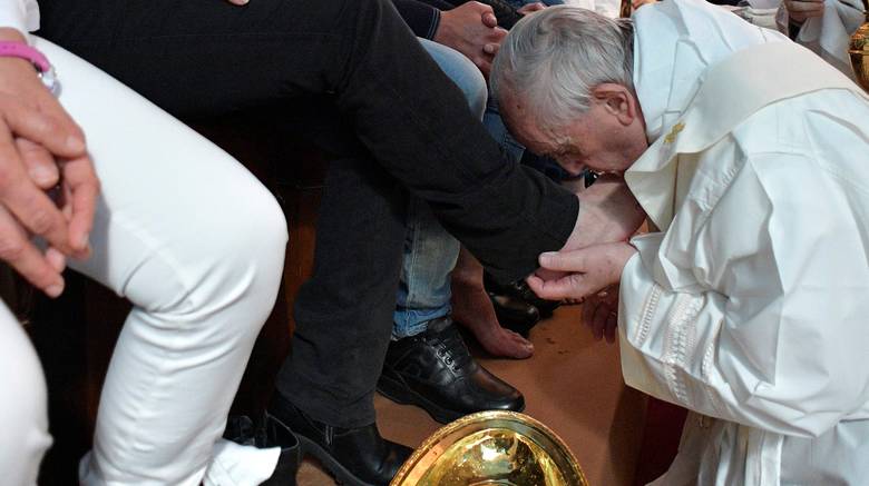 Ο Πάπας έπλυνε τα πόδια 12 κρατουμένων