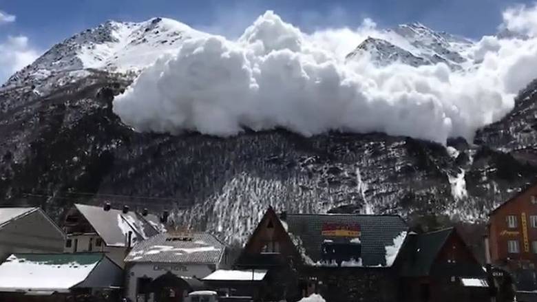 Παραλίγο τραγωδία: Κάμερα κατέγραψε χιονοστιβάδα σε ορεινό θέρετρο