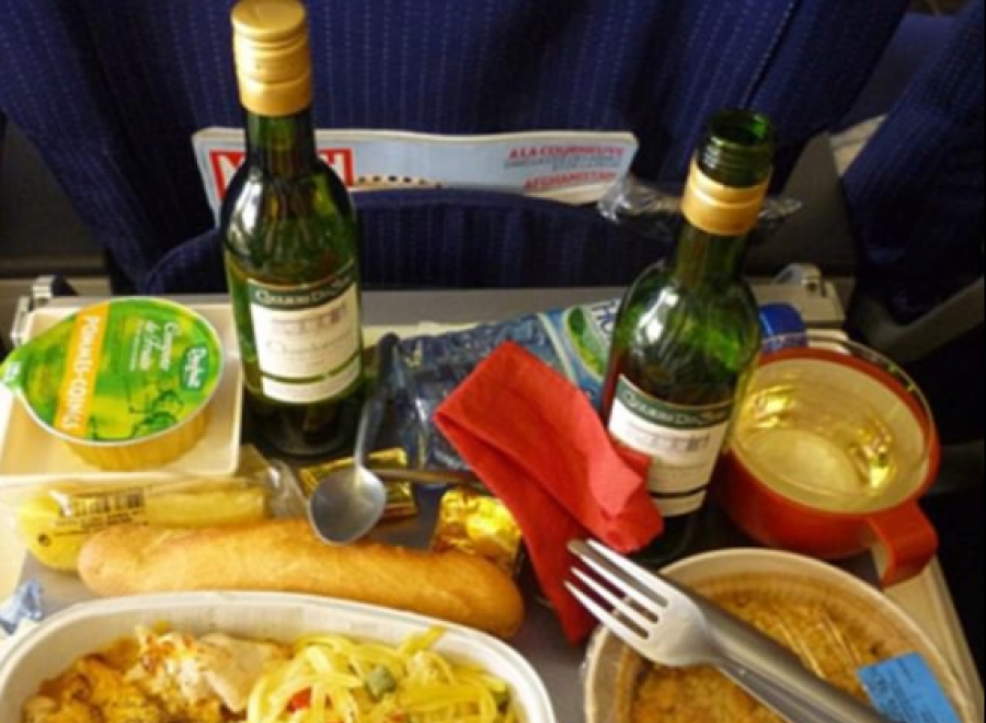 Γιατί δεν πρέπει να τρώτε το φαγητό του αεροπλάνου – Τι λέει διάσημος σεφ
