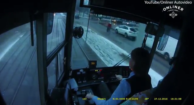 Γυναίκα οδηγός τραμ παρέσυρε αυτοκίνητο -Η απίστευτη αντίδρασή της