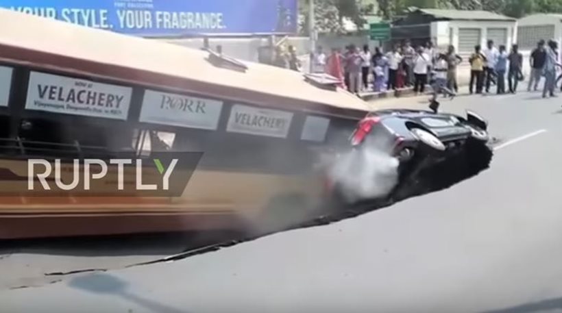 Ινδία: Ο δρόμος άνοιξε και «κατάπιε» ένα λεωφορείο και ένα αυτοκίνητο