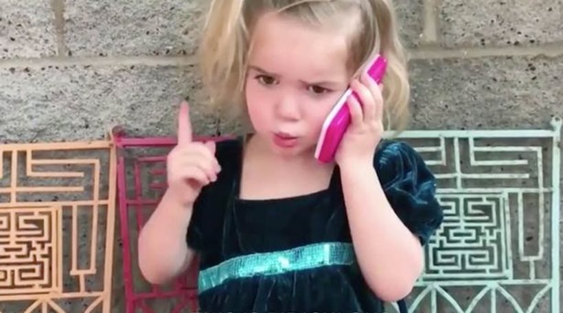 Αυτός ο… τηλεφωνικός καυγάς δίχρονης με το αγόρι της έχει γίνει viral!