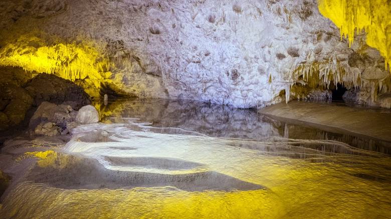 Ένας σεισμός έφερε στο φως ένα σπάνιας ομορφιάς σπήλαιο