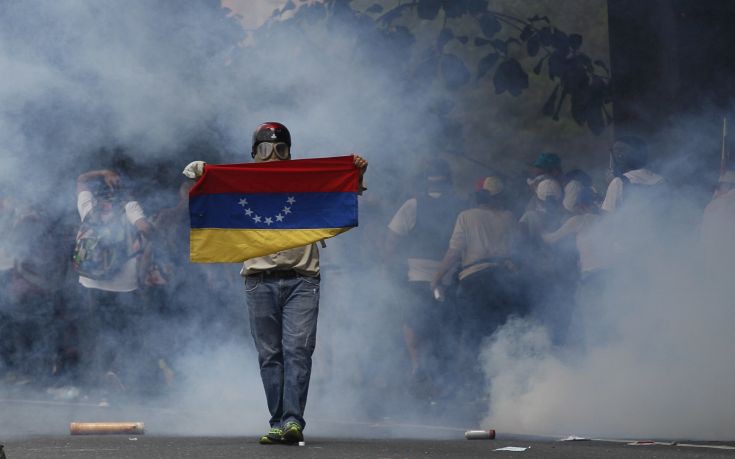 Βράζει η Βενεζουέλα,στο κέντρο του Καράκας θέλουν να φτάσουν οι διαδηλωτές