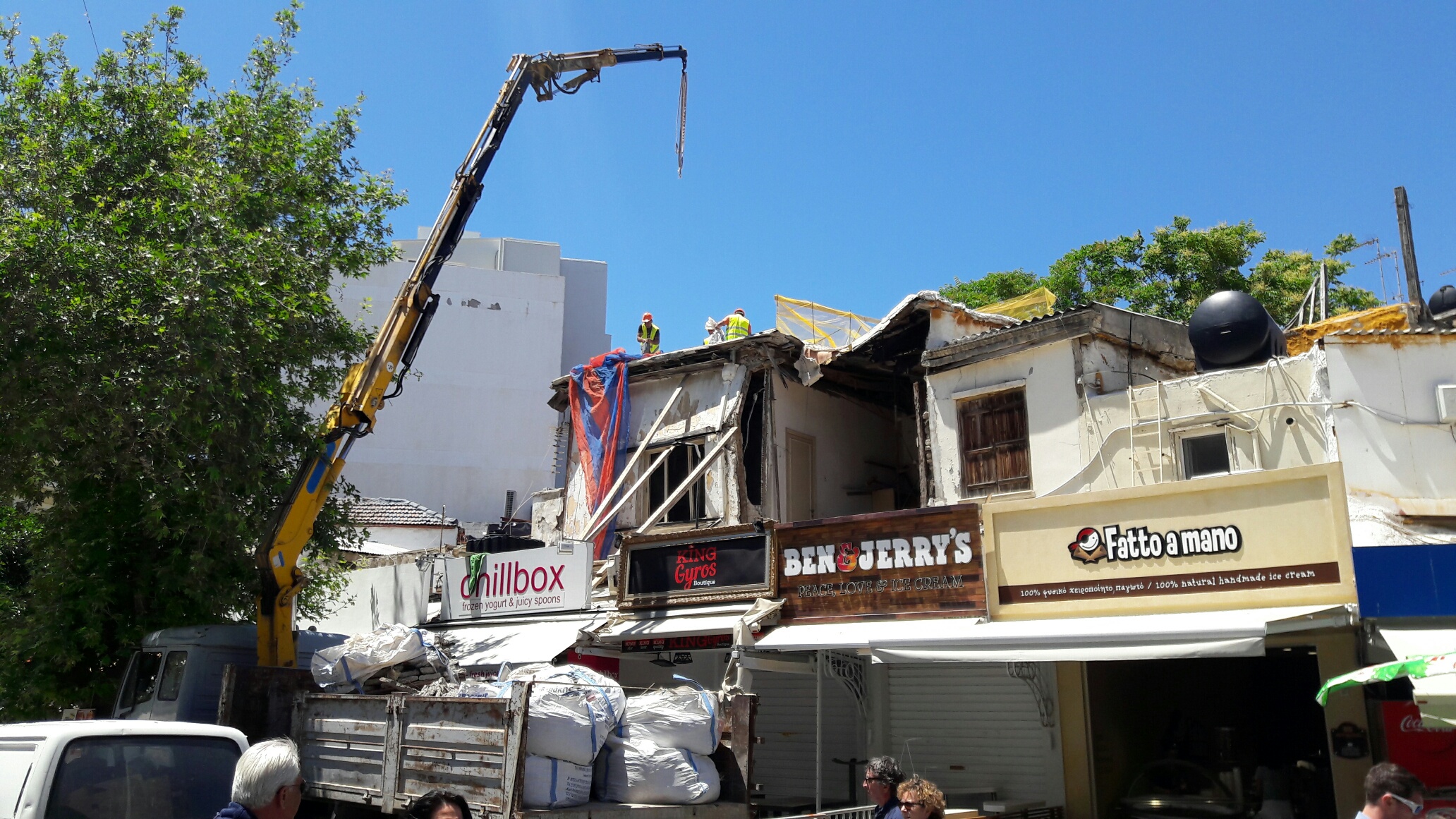Γερανός γκρέμισε το επικίνδυνο κτίριο στην πλατεία Λιονταριών