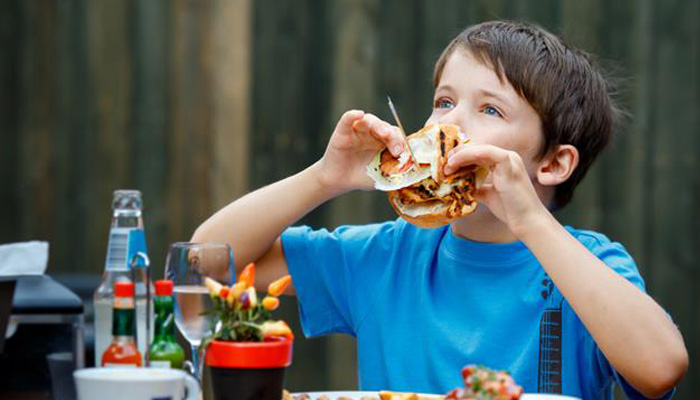 Η κακή διατροφή στην εφηβεία προκαλεί ανεπανόρθωτη βλάβη στον εγκέφαλο
